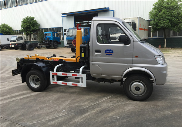 長(zhǎng)安勾臂式垃圾車