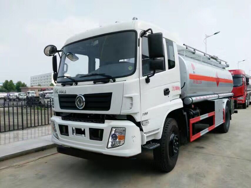 國五東風新款后八輪運油車