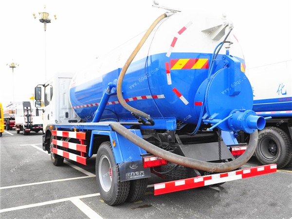 東風(fēng)多利卡D9吸污車