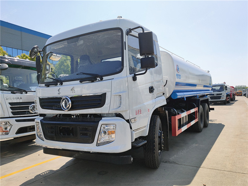 東風(fēng)新款雙橋灑水車