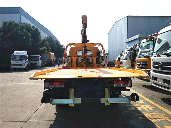 東風多利卡帶吊一拖二清障車