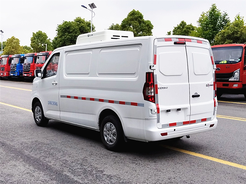 長(zhǎng)安睿行EM80純電冷藏車